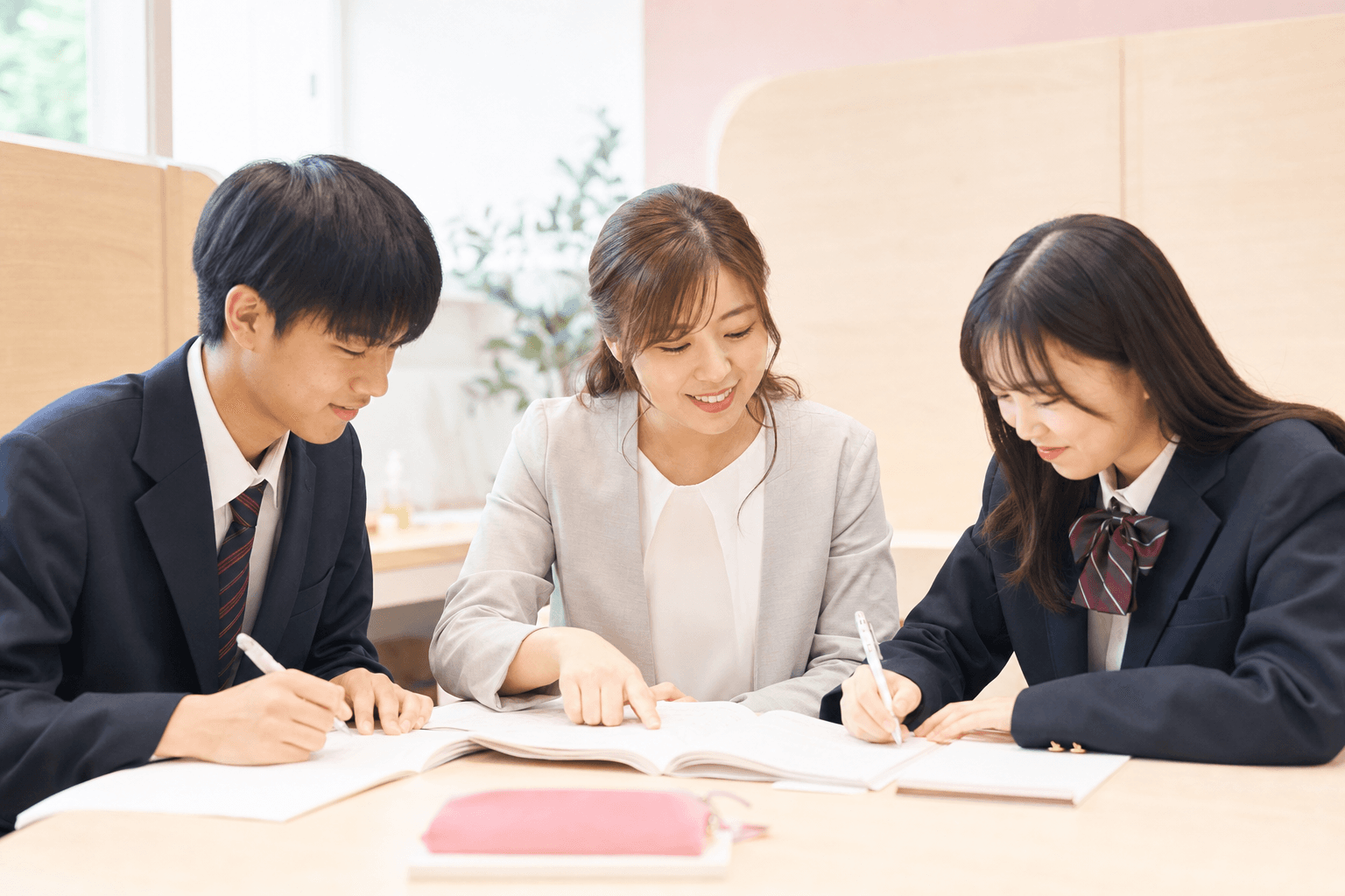 講師と生徒2名が学ぶ1対2の個別指導